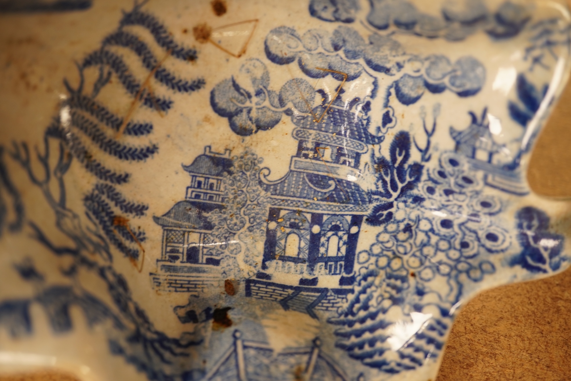 Two late 18th century Worcester or Caughley Cormorant fisherman pattern leaf pickle dishes and two early 19th century blue and white pottery leaf pickle dishes, largest 14.5cm long.